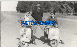 Delcampe - 146991 REAL PHOTO TWO MOTORCYCLE MOTO & MAN'S NO POSTAL POSTCARD - Motorräder