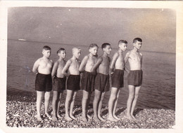 Sport Athlete Team Handsome Shirtless Guys Boys Muscle Jock   -  Summer Beach Fashion  -  Vintage Photo - Anonieme Personen