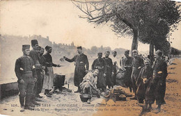 Compiègne         60           Guerre14/18   Zouaves Faisant La Soupe Sur Le Quai   -tachée -  (voir Scan) - Compiegne