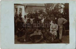 ** T2/T3 Első Világháborús Német Sérült Katonák A Kórház Udvarán, Harmónika / WWI German Injured Soldiers In The Hospita - Zonder Classificatie