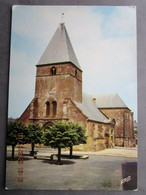 CP 08 Ardennes  LE CHESNE  -  L'église XVè Et XVIè Siècle  La Place  De L' église Ombragée 1970 - Le Chesne