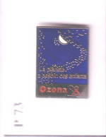 P73 Pin's ESPACE SPACE SATELLITE COUCHE OZONE Ozona Lune Astres Achat Immédiat Immédiat - Raumfahrt