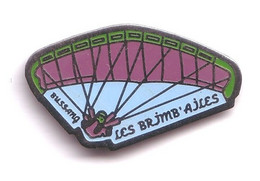 E34 Pin's PARACHUTE PARAPENTE BUSSANG Vosges LES BRIMB AILES Achat Immédiat - Parachutespringen