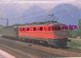 SUISSE - URI- SUR LA LIGNE DU GOTHARD A SISIKON  UNE Ae 6/6 ROUGE ET UNE Re 6/6 A VIDE A ERSTFELD-PHOTO ANDRE PAPAZIAN - Erstfeld