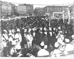 Grande Photo Originale Majorettes Et Clique Sur Le Vieux Port De Marseille La Trompette En Action Ca.1970 - Lieux