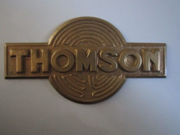 Ancienne Plaque THOMSON De Machine à Laver ? Large 6,5 Cm Haut 3,5 Cm épaisseur 2 Mm. Poids : 11 Grammes - Other & Unclassified