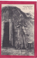 AFRIQUE EQUATORIALE UN CHEF " MUNYIKA " DEVANT SON KISUKULA - Äquatorial-Guinea