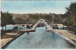 N° 8893 R -cpsm Une Péniche Sur La Pont Canal De Briare - Péniches