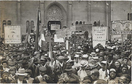 NARBONNE (11) Troubles Du Midi Manifestations Viticoles Carte  Photo Manifestants Devant La Cathédrale - Narbonne