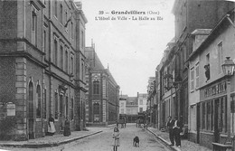 Grandvilliers        60       Hôtel De Ville Et La Halle Au Blé    (voir Scan) - Grandvilliers