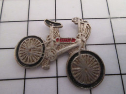 712f Pin's Pins / Beau Et Rare / THEME : SPORTS / VELO LEGER RELIEF BMX - Cyclisme