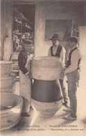 06-VALLAURIS- POTERIE , DEMOULAGE D'UNE POTICHE- - Vallauris