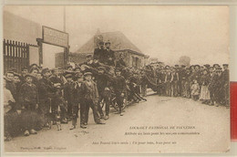 123 -  LOCK-OUT PATRONAL DE FOUGERES 35 ARRIVEE DU BOIS POUR LES SOUPES - Vakbonden