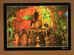 THAÏLANDE . MONKS ARE PRAYING TO THE LORD BUDDHA - Réf. N° 27163 - - Thaïlande
