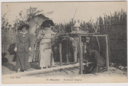 SOUDAN - TISSERAND INDIGENE - Près Du Tisserand, Un Militaire Et Deux Femmes - Soudan