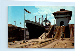 Amérique - Canal De PANAMA - Esclusas De Gatùn - Gatun Locks - Vessel In Transit - Panama