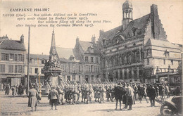 Noyon          60          Guerre14/18  Nos Soldats Défilant Sur La Grand'place        (voir Scan) - Noyon