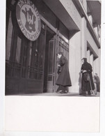 Photographie Paris Entraide Française Queue Devant Les Bureaux 5 E Fête Des Personnes âgées 1946  Ref 1995 - Old (before 1900)