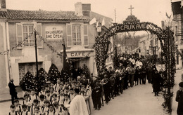 Luçon * Carte Photo * Devant Le Café Au Bon Laboureur Aimé CITEAU , Un Jour De Procession * Commerce * Arche - Lucon