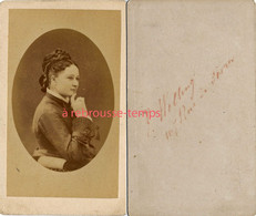 Rare CDV Par E. Welling 167 Rue De Sèvres à Paris-très Jolie Pose D'une Femme Qui S'interroge - Ancianas (antes De 1900)