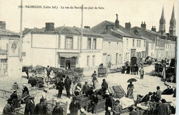 Machecoul * La Rue Du Marché Un Jour De Foire * Marché * Boulangerie Graineterie - Machecoul