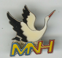 {49260} Pin's " MNH " ; Mutuelle Nationale Hospitaliers ; Cigogne ? - Médical