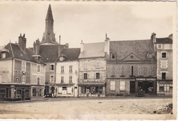 4 Cartes Postales De L'Indre: La Chatre L'hôpital, La Place Du Marché, Vieux Quartier , Puits Gothique ...Voir Les Scans - La Chatre