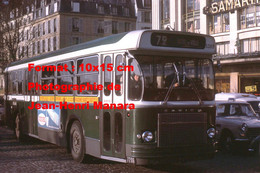 Reproduction Photographie D'un Bus Saviem SC10 Ligne 72 Hôtel De Ville Avec Publicité Vittel à Paris En 1967 - Autres & Non Classés