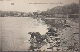 HUELGOAT -LAVEUSES SUR  LE LAC - Huelgoat