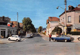 MONTSOULT - Place De La Gare - Avenue Fourcade - Automobiles, 2cv Citroën - Hôtel-Restaurant - Montsoult