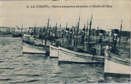 LA CORUÑA , T.P. NO CIRCULADA , BARCOS PESQUEROS ATRACADOS AL MUELLE DEL ESTE , SHIPS , BATEAUX - La Coruña