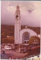 974 - ILE DE LA REUNION - PHOTOGRAPHIE- EGLISE DE CILAOS - SORTIE DE MESSE - BUS AUTOMOBILE RENUALT 4L - Autres & Non Classés