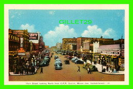 MOOSE JAW, SASKATCHEWAN - MAIN STREET LOOKING NORTH FROM C.P.R. STATION - ANIMATED BLUE CARS & PEOPLES - PECO - - Altri & Non Classificati