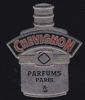 68432-Pin's .Chevignon.Parfums Paris. - Perfume