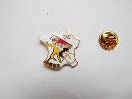 Superbe Pin's En EGF , Triathlon , Cyclisme Vélo , Course à Pied , Natation , ACSS , Paris Tour Eiffel - Cyclisme