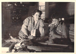 Photographie-PHOTO Amateur Ancienne-année 1953  (Format 18 X13 Cms)  Instrument De Musique Flûte Garçon - Anonymous Persons