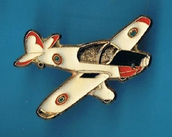 PIN'S //  ** AVION DE TOURISME ** MÉNESTREL HN 700 ** . (Ballard 77 Combs Laville) ** . (3,8 Cm X 4,2 Cm) - Avions