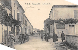 Macqueville             17        La Grande Rue    -  Facteur   -  (voir Scan) - Otros & Sin Clasificación