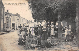 La Ronde           17       Un Groupe Au Coin De La Place De La Concorde        (voir Scan) - Otros & Sin Clasificación