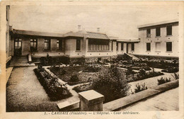 Carhaix * L'hôpital * Cour Intérieure - Carhaix-Plouguer