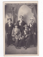 Carte Photo Ancienne à Situer Groupe De 5 Conscrits Avec Un Clairon Beaux Chapeaux Et Cocardes VOIR DOS - Fotografie