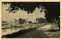 Moissac * Le Port Du Canal Et Le Silo * Péniche Batellerie - Moissac