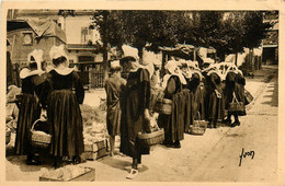 Pont Aven * Un Jour De Marché * Foire * Coiffe Bretonne Bretagne Coiffes - Pont Aven