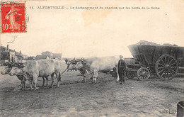 94-ALFORTVILLE-LE DECHARGEMENT DU CHARBON SUR LES BORDS DE LA SEINE - Alfortville