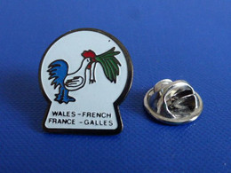 Pin's Match Rugby - Wales French France Galles - Poireau - Coq Tricolore Sportif (PK64) - Rugby