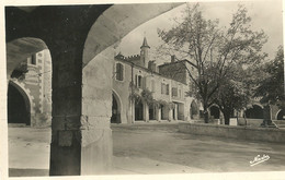 Monflanquin. - La Cornière Haute Et Un Coin De La Place. - Monflanquin