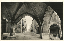 Monflanquin. - Rue Des Arcades, Vue De La Cornière Haute. - Monflanquin