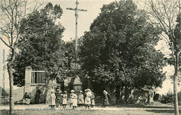 Moisdon La Rivière * Le Calvaire * Groupe D'enfants Villageois - Moisdon La Riviere