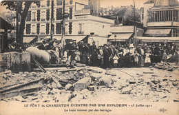 94-CHARENTON-EXPLOSION DU 23 JUILLET 1912, LA FOULE RETENUE PAR DES BARRAGES - Charenton Le Pont