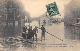 94-CHOISY-LE-ROI-INONDATION DE 1910, SAUVETAGE D'UNE JEUNE MERE PAR LES POMPIERS - Choisy Le Roi